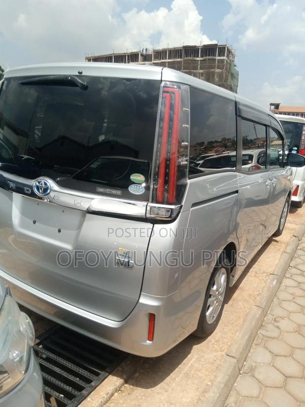 Toyota Noah 2016 Silver