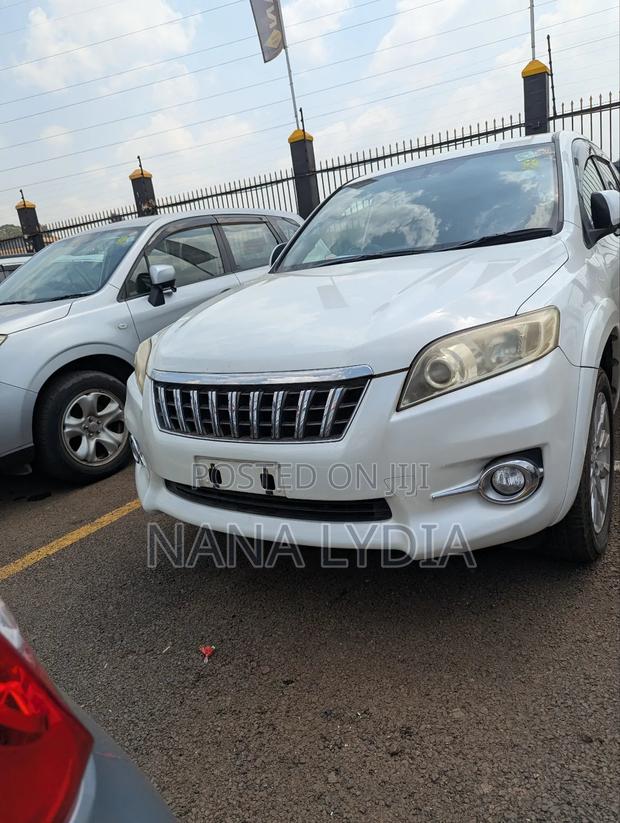 Toyota Vanguard 2011 White