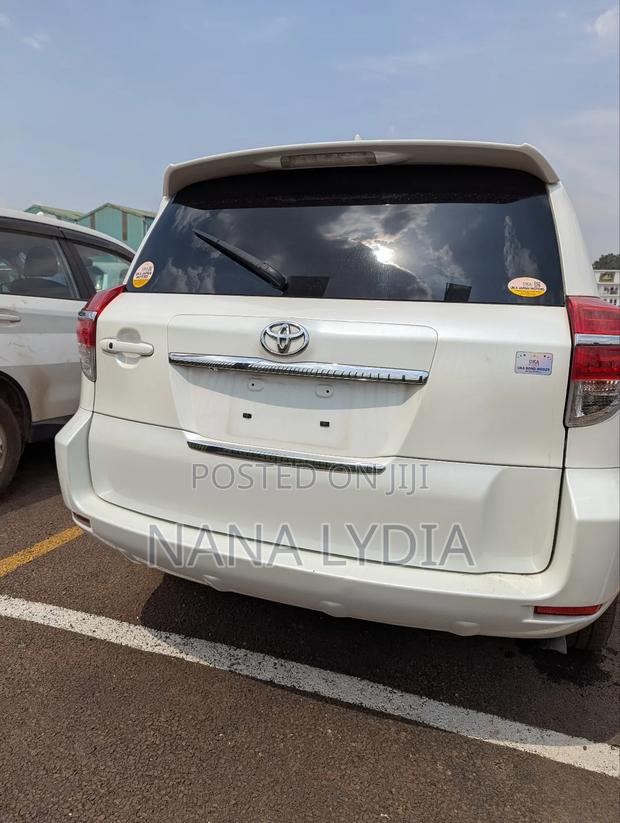 Toyota Vanguard 2011 White