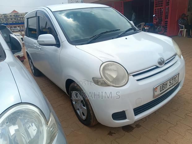 Toyota Sienta 2010 White
