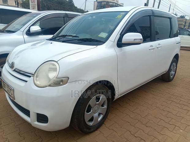 Toyota Sienta 2010 White