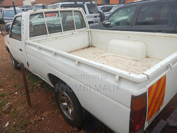 Nissan Pick-Up 1995 Off white