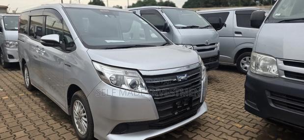 Toyota Noah 2017 Silver