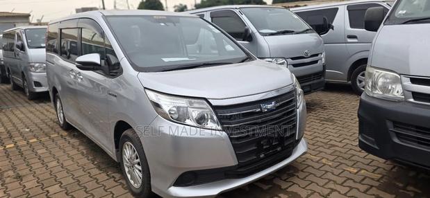 Toyota Noah 2017 Silver