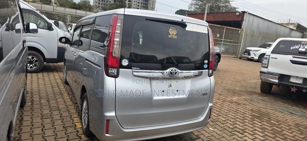 Toyota Noah 2017 Silver
