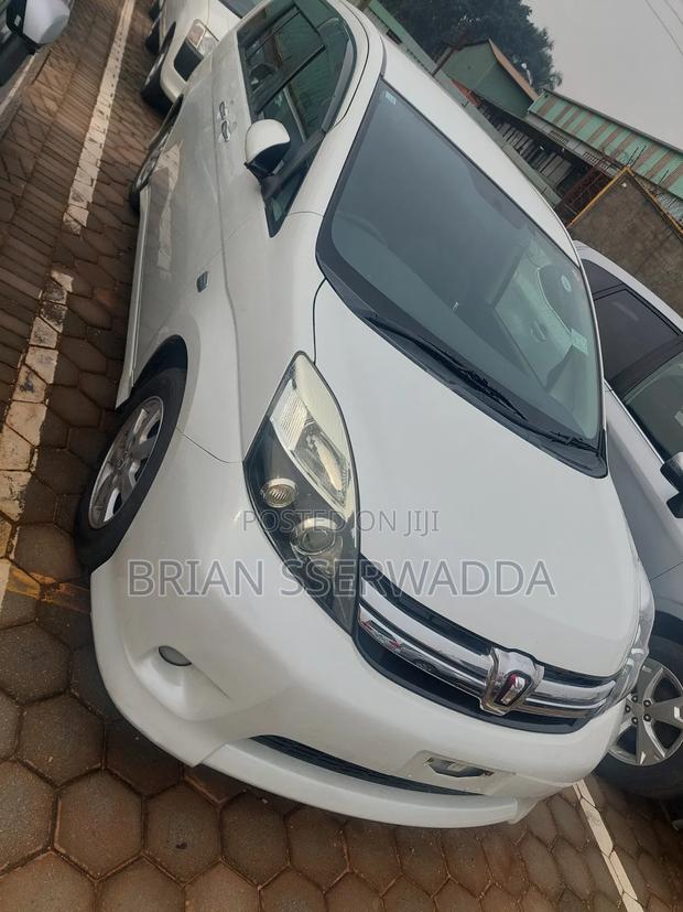 Toyota ISIS 2012 White