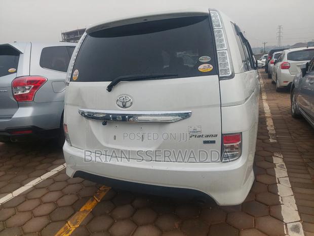 Toyota ISIS 2012 White