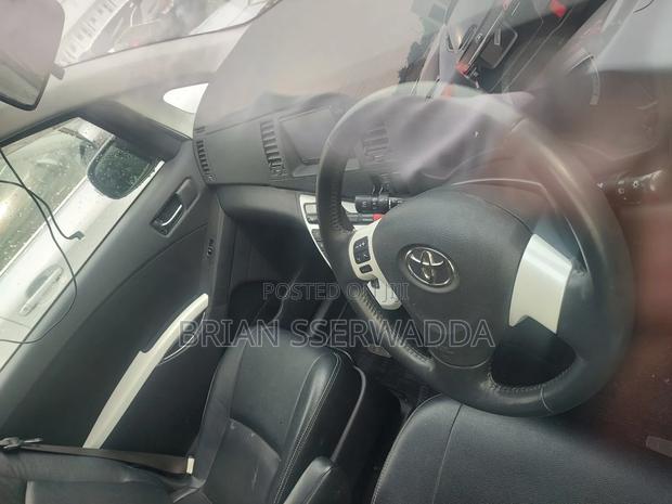 Toyota ISIS 2012 White