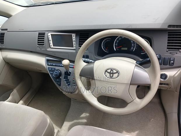 Toyota ISIS 1.8 G 2WD 2011 Silver