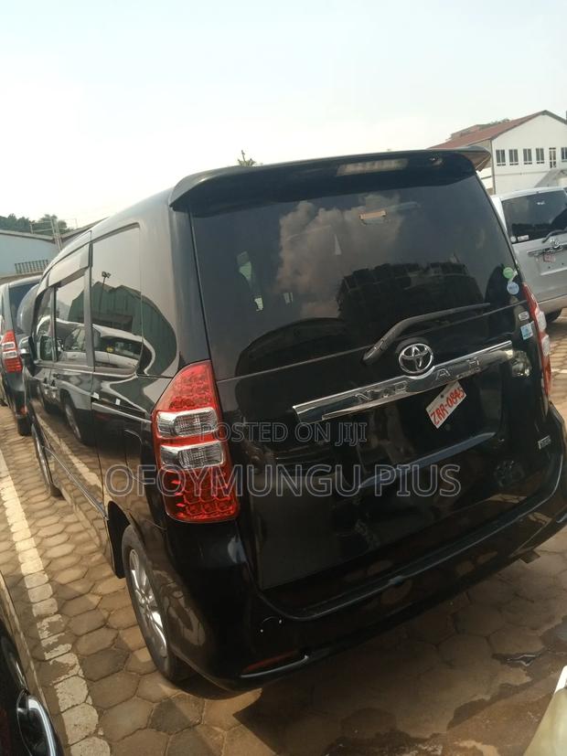 Toyota Noah 2012 Black