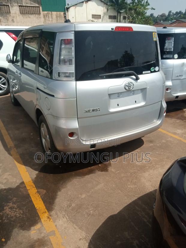 Toyota Sienta 2013 Silver