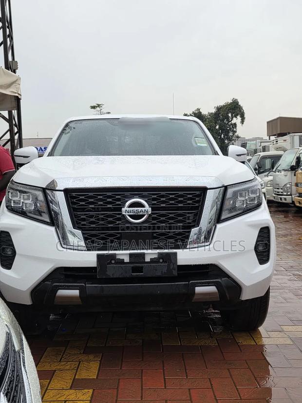 Nissan Navara 2022 White