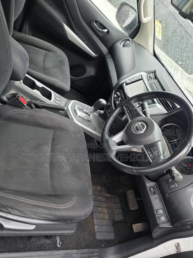 Nissan Navara 2022 White