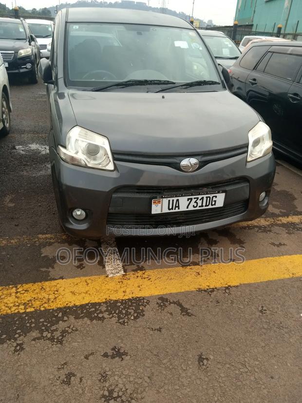 Toyota Sienta 2010 Gray