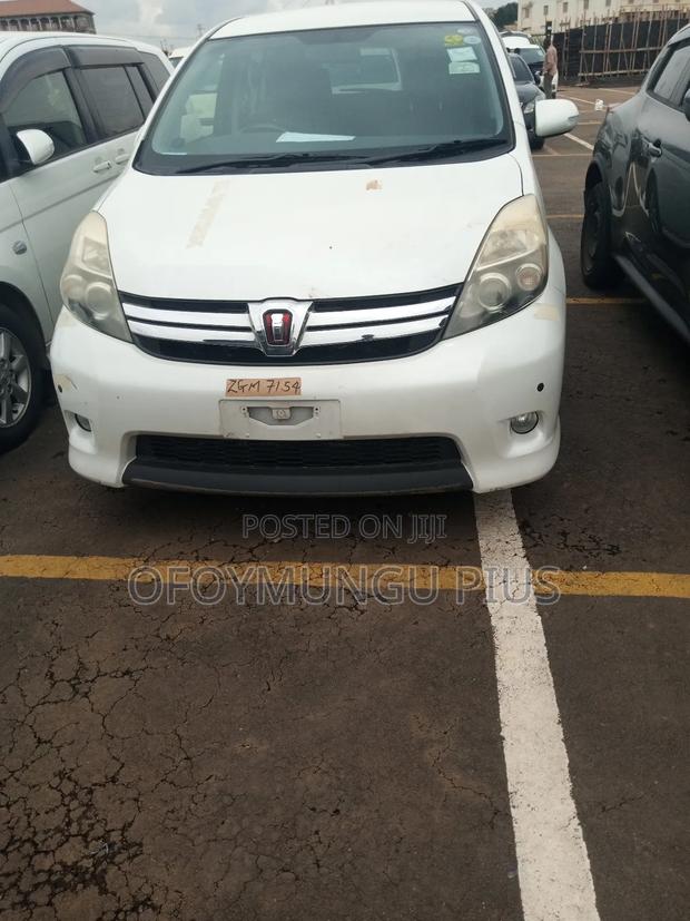 Toyota ISIS 1.8 Platana 2WD 2013 White