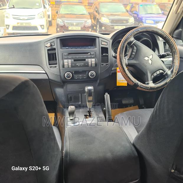 Mitsubishi Pajero 2010 Silver