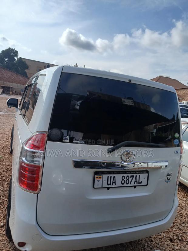 Toyota Noah 2.0 143hp FWD (8 Seater) 2009 White