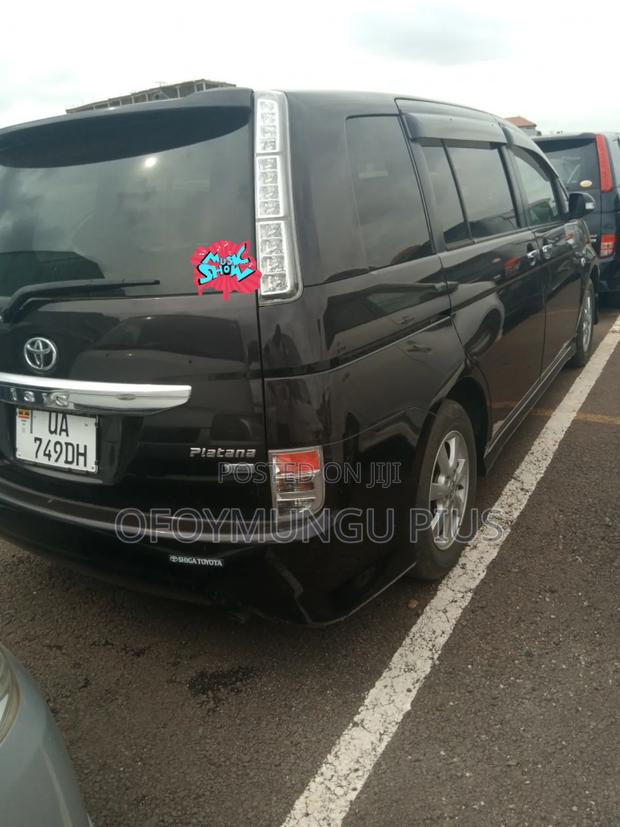 Toyota ISIS 2010 Maroon