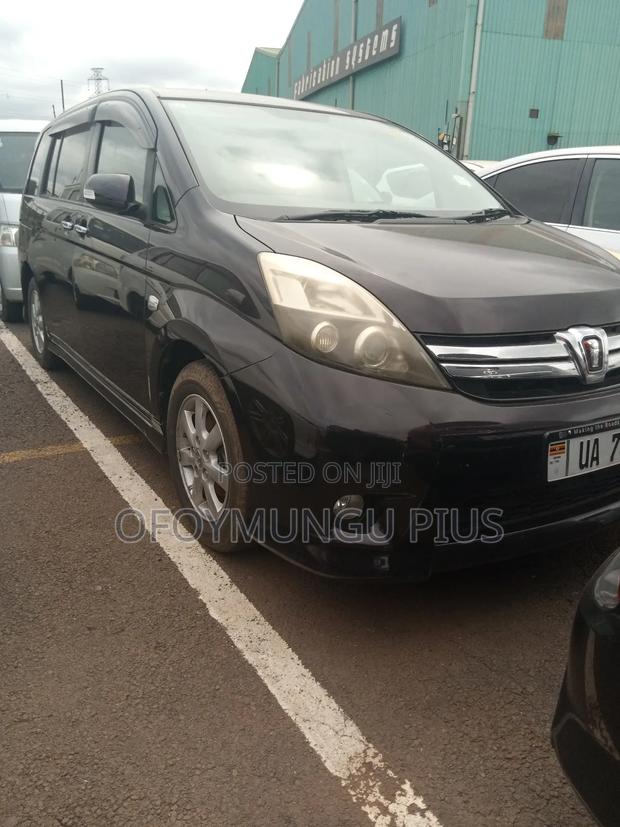 Toyota ISIS 2010 Maroon