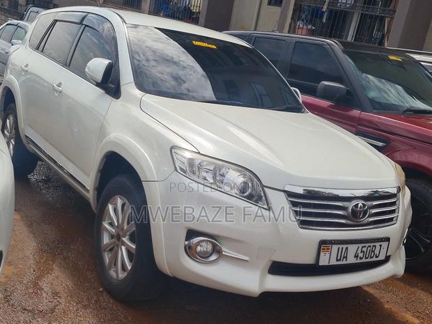 Toyota Vanguard 2011 White