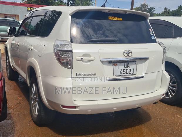 Toyota Vanguard 2011 White