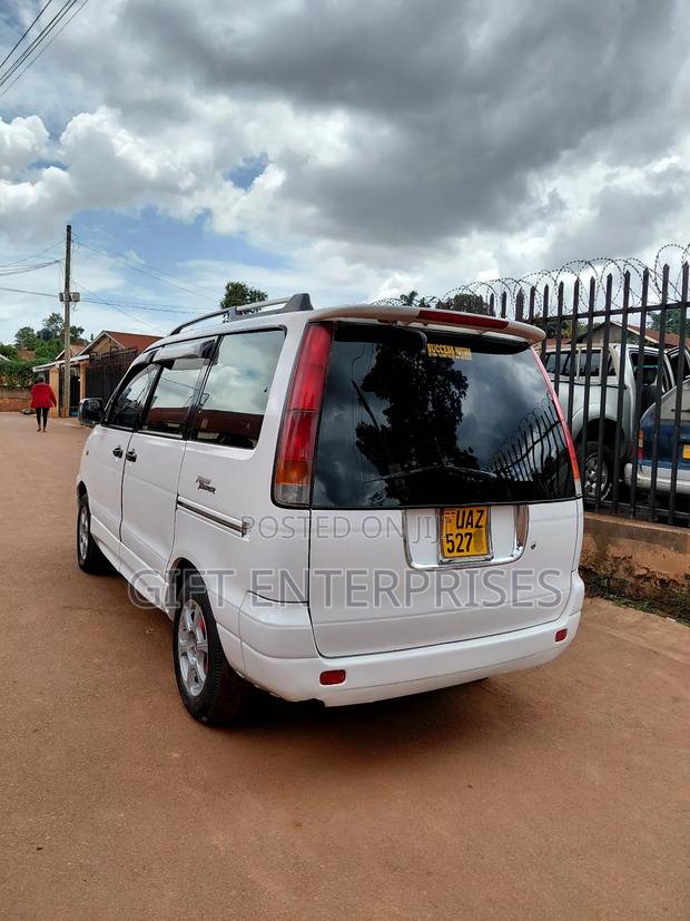 Toyota Noah 2.0 FWD (8 Seater) 2001 White