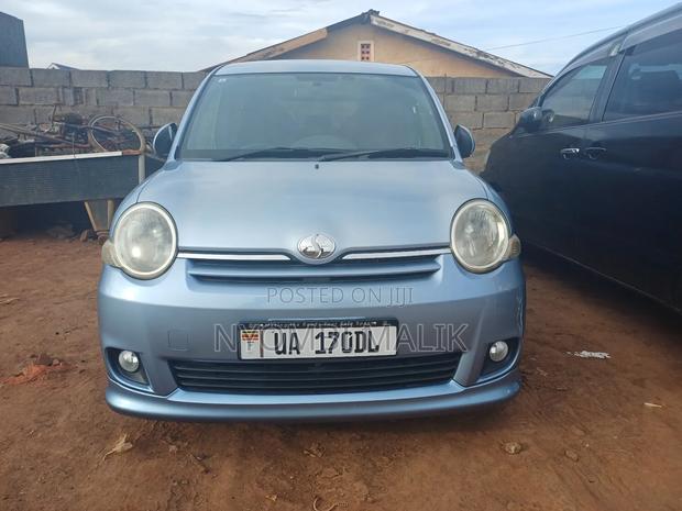 Toyota Sienta 2011 Blue