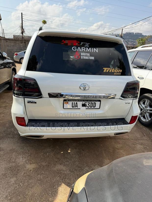 Toyota Land Cruiser 2015 White