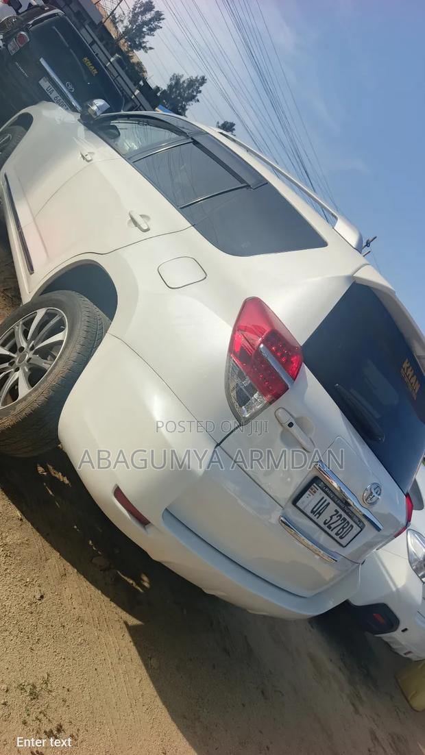 Toyota Vanguard 2011 White