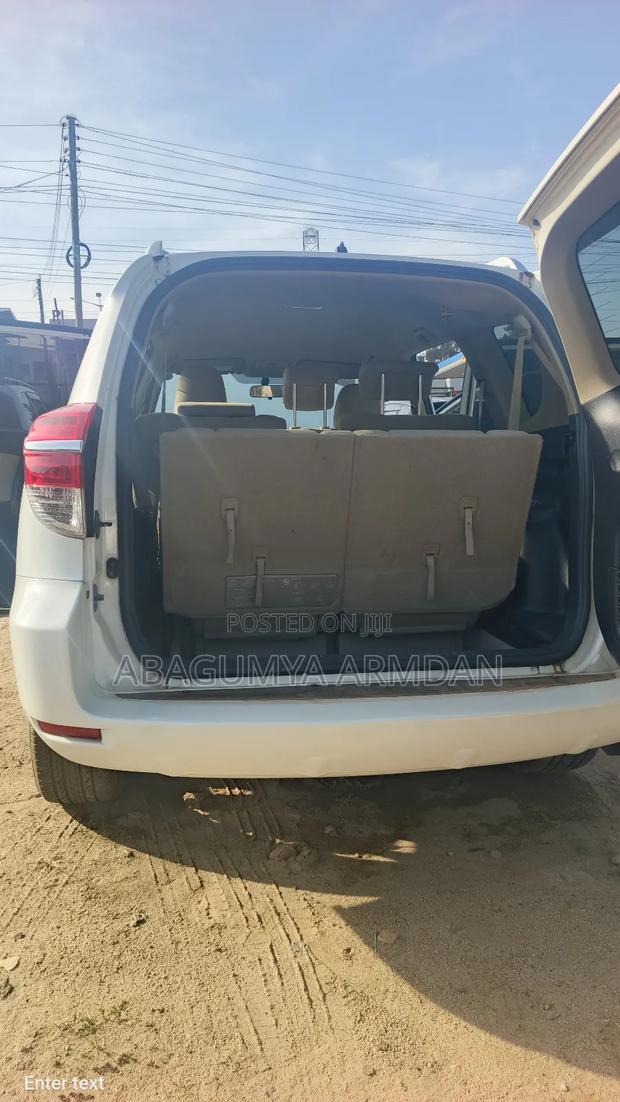 Toyota Vanguard 2011 White