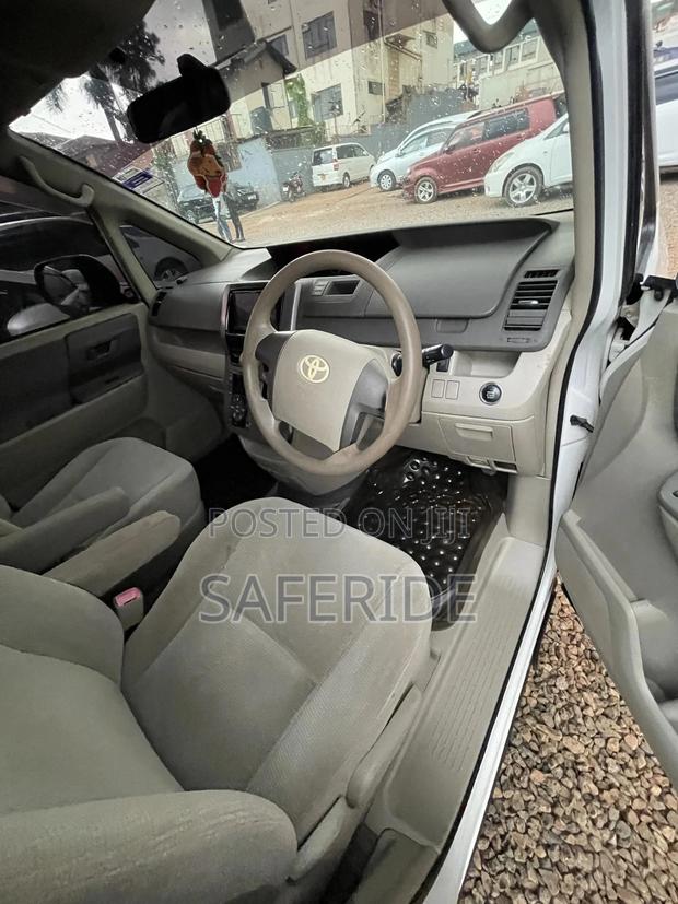 Toyota Noah 2010 White