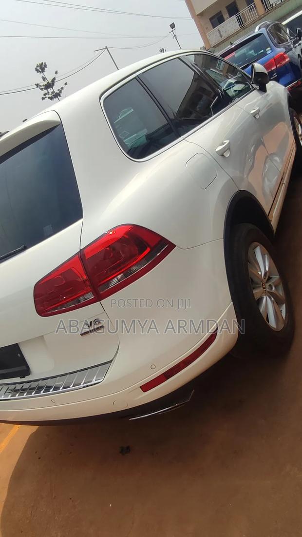 Volkswagen Touareg V6 Sport with Navigation 2013 White