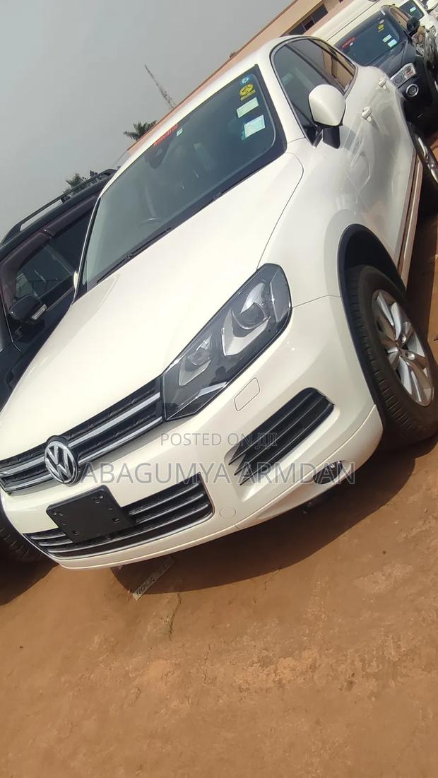 Volkswagen Touareg V6 Sport with Navigation 2013 White