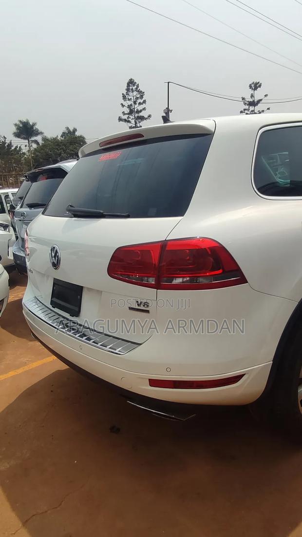 Volkswagen Touareg V6 Sport with Navigation 2013 White