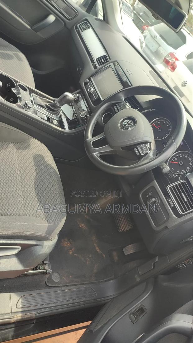 Volkswagen Touareg V6 Sport with Navigation 2013 White