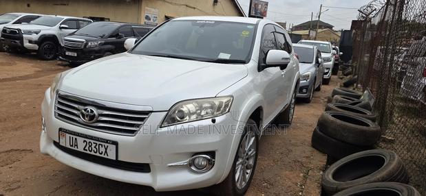 Toyota Vanguard 2011 White