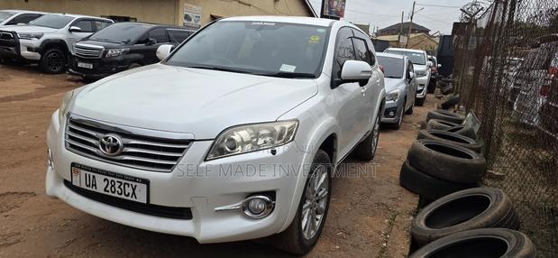 Toyota Vanguard 2011 White