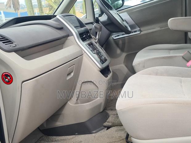 Toyota Noah 2012 Gray