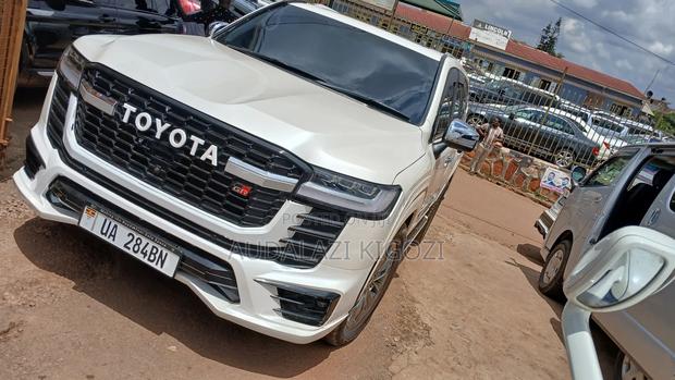 Toyota Land Cruiser 2022 White