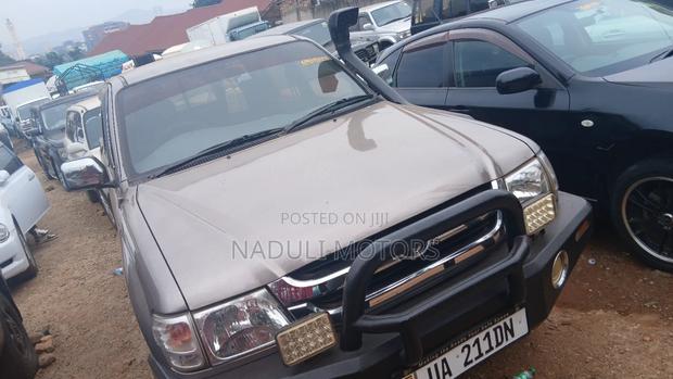 Toyota Hilux 2003 Gray