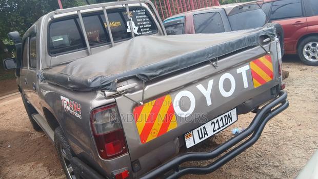 Toyota Hilux 2003 Gray