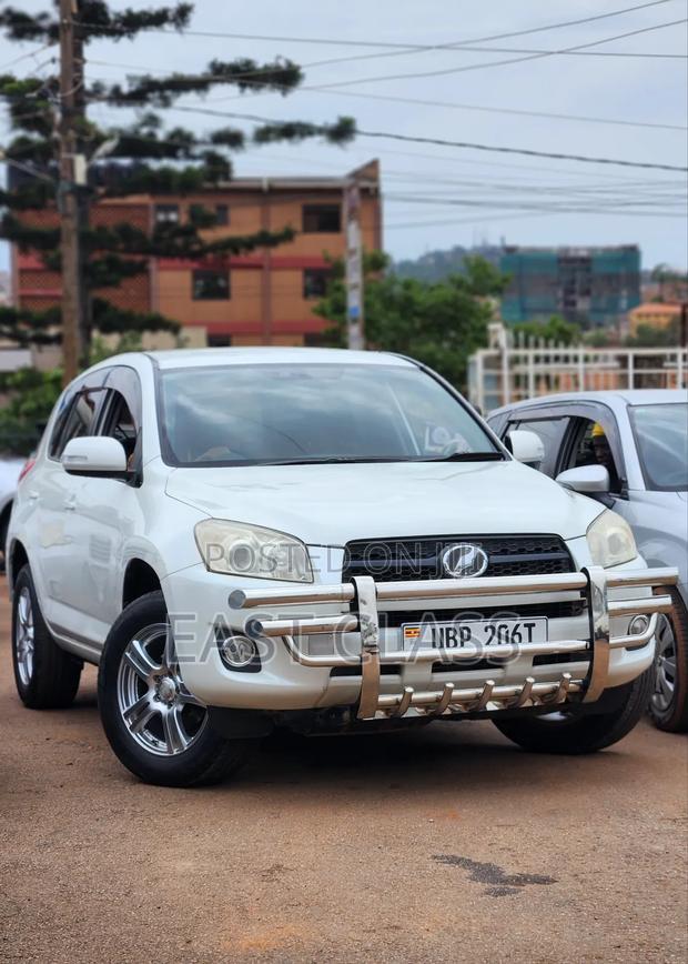 Toyota RAV4 2010 White