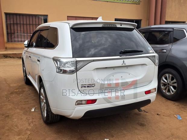 Mitsubishi Outlander 2.0 PHEV AWD 2013 White