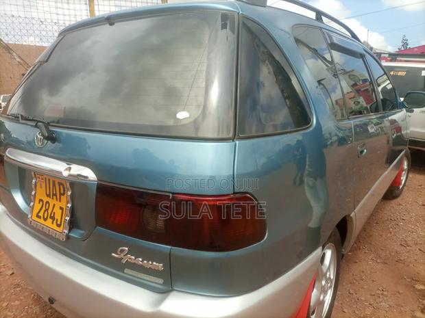 Toyota Ipsum 2000 Green