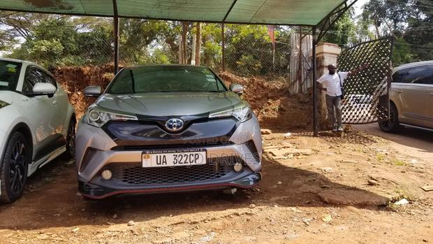 Toyota C-HR XLE FWD Sport Utility (2.0L 4cyl 2AM) 2018 Gray