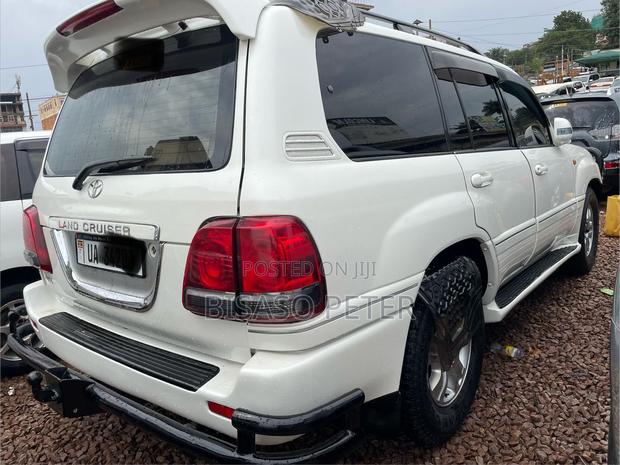 Toyota Land Cruiser 2005 White