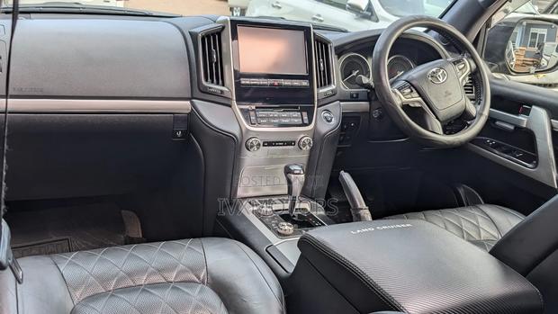 Toyota Land Cruiser 4.6 V8 ZX 2016 Black