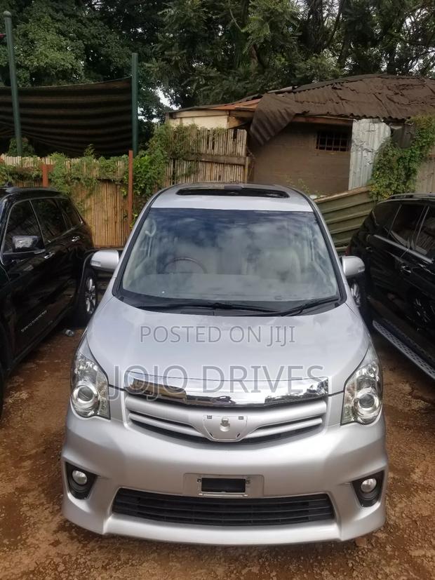 Toyota Noah 2.0 143hp AWD (7 Seater) 2011 Silver
