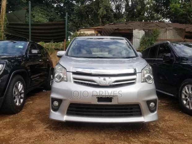 Toyota Noah 2.0 143hp AWD (7 Seater) 2011 Silver