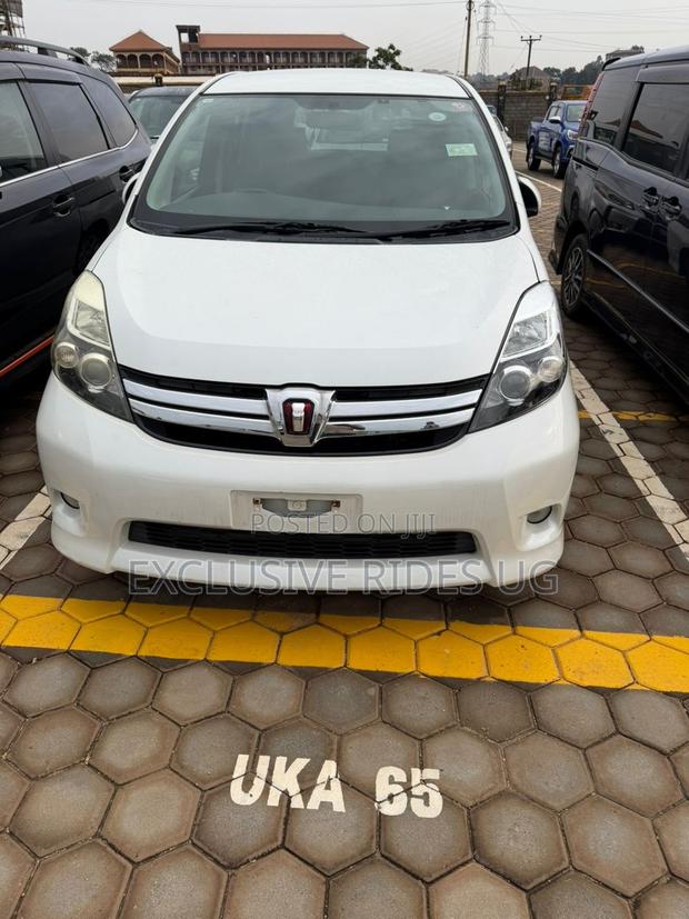 Toyota ISIS 2012 White